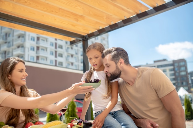 Famille en train de dîner ensemble à l'extérieur