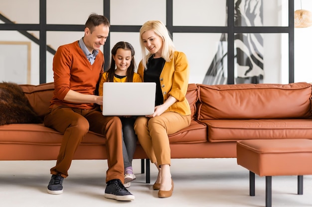 Famille travaillant sur un ordinateur portable avec un bureau à domicile.