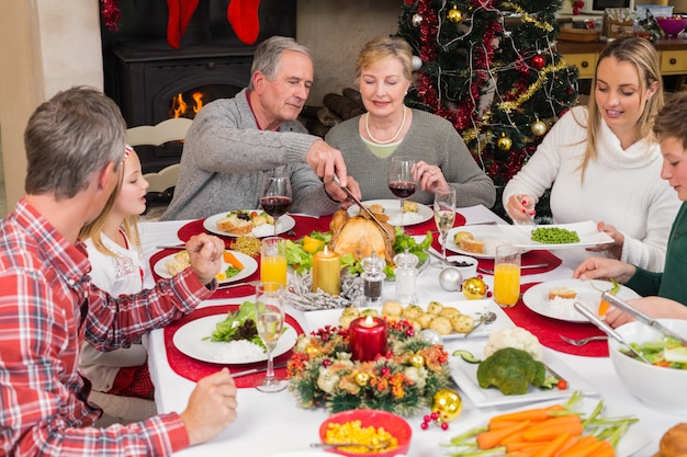 Famille de trois générations en train de dîner de Noël ensemble