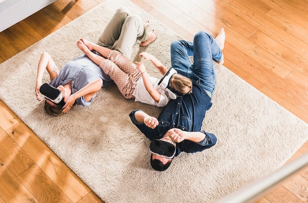 Famille utilisant des lunettes VR à la maison