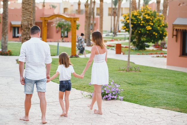 Famille en vacances dans un hôtel de luxe