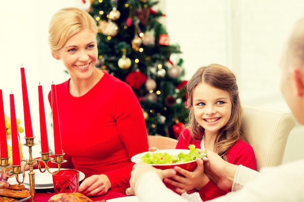 famille, vacances, génération, noël et concept de personnes - famille souriante en train de dîner à la maison