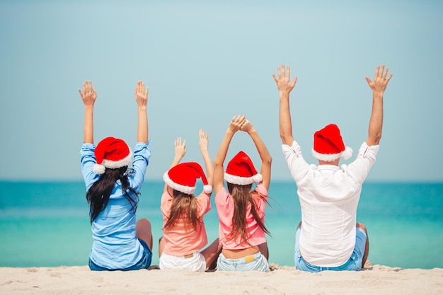 Photo famille en vacances de noël sur la plage