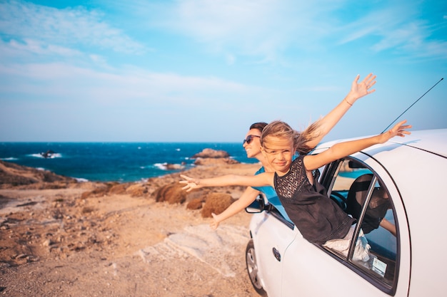 Famille en vacances voyage en voiture. Vacances d'été et concept de voyage en voiture