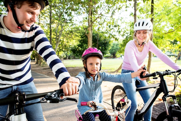 Famille à vélo dans le parc