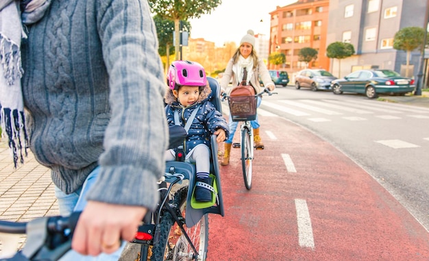 Photo une famille à vélo dans la rue de la ville