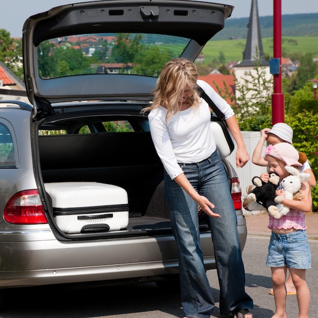 Famille voyageant en voiture