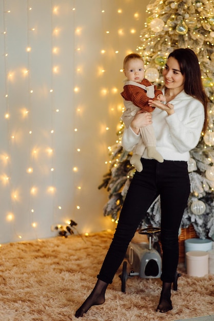 Familles Portrait Of Happy Young Mother And Father with Child Posing In home Interior