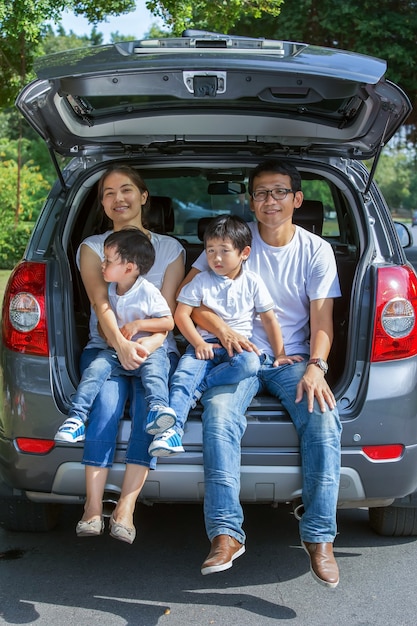 Les familles voyagent en voiture
