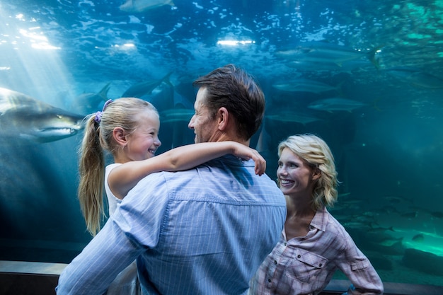 Familly appréciant derrière un aquarium