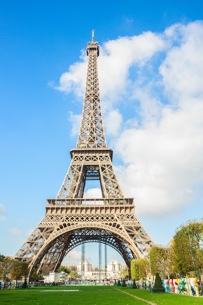 Famouse Tour Eiffel en journée ensoleillée, Paris, France