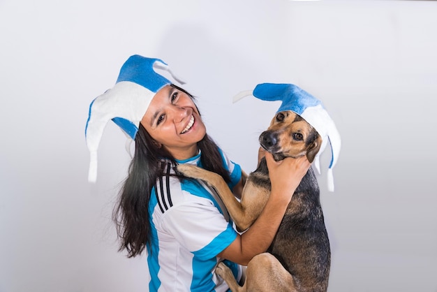 Fan argentine célébrant avec son chien jeune fille latina coupe du monde coupe du monde