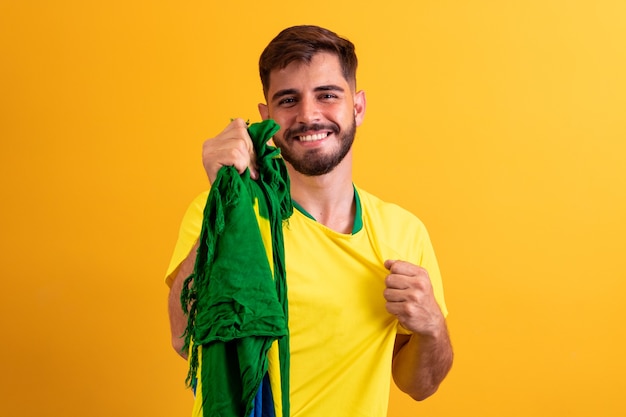 Fan brésilien acclamant la foule sur fond jaune.