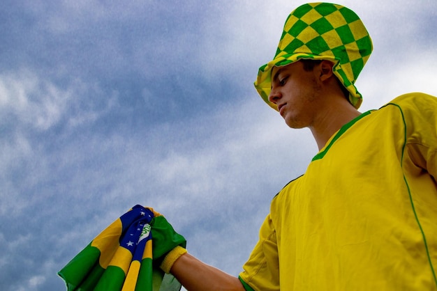 Fan brésilien célébrant et encourageant l'équipe nationale du Brésil à la Coupe du monde