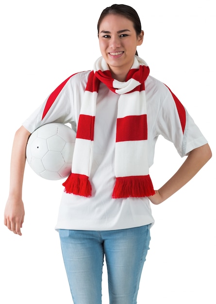 Fan de football en blanc portant écharpe tenant la balle