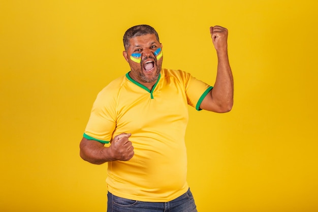 Photo fan de football brésilien noir du brésil célébrant la célébration
