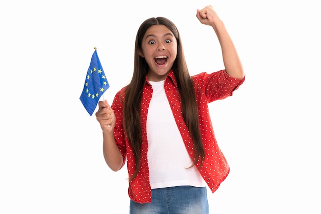 Un fan de football enfant heureux tient le drapeau de l'union européenne isolé sur blanc, célébrant le succès.