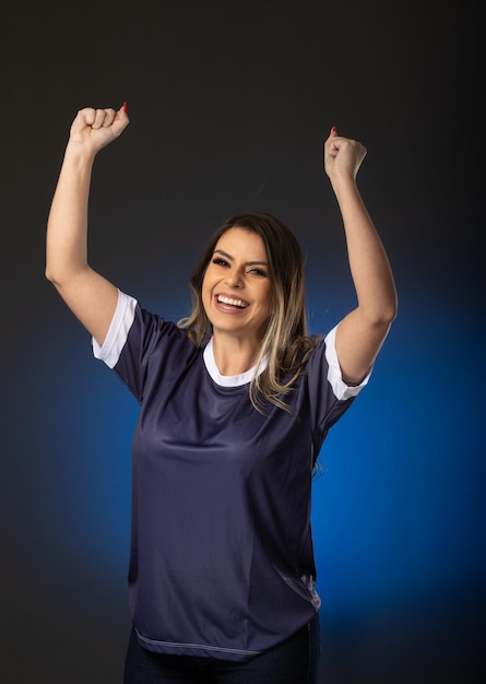 Fan de football femme acclamant son club préféré et fond bleu de coupe du monde d'équipe