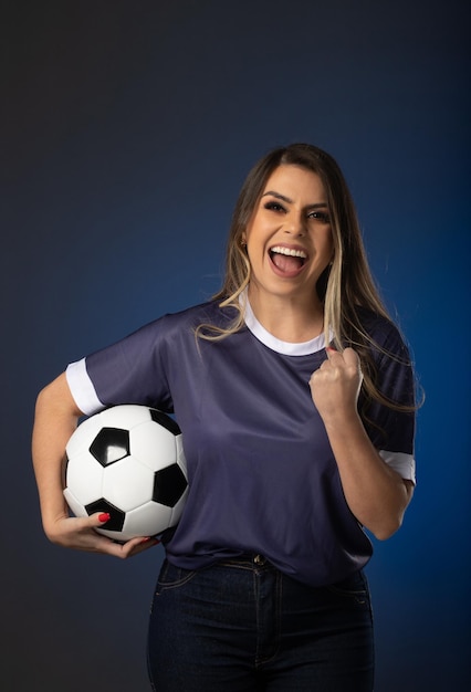 Fan de football femme acclamant son club préféré et fond bleu de coupe du monde d'équipe