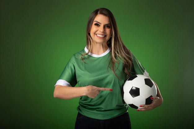 Fan de football femme acclamant son club préféré et fond vert de coupe du monde d'équipe