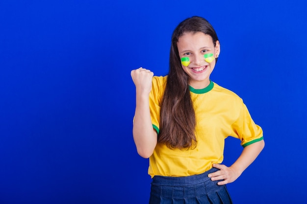 Fan de football de jeune fille du Brésil célébrant