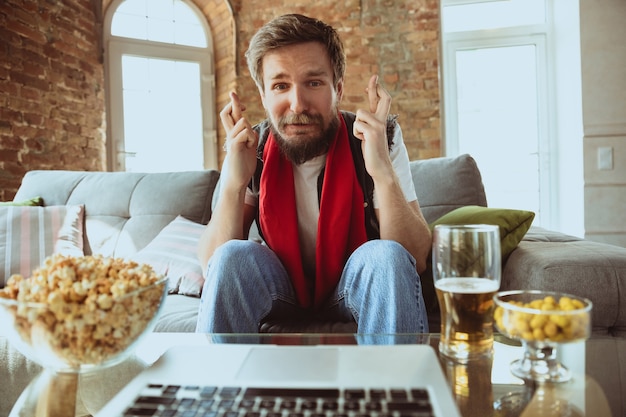 Fan de football à la maison, sport. Regarder le flux