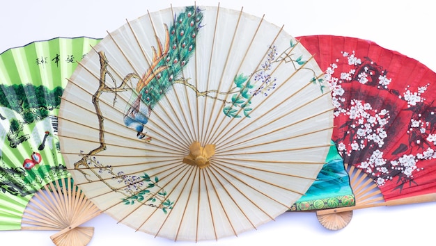 Fan de papier japonais et parapluie de papier isolé sur fond blanc