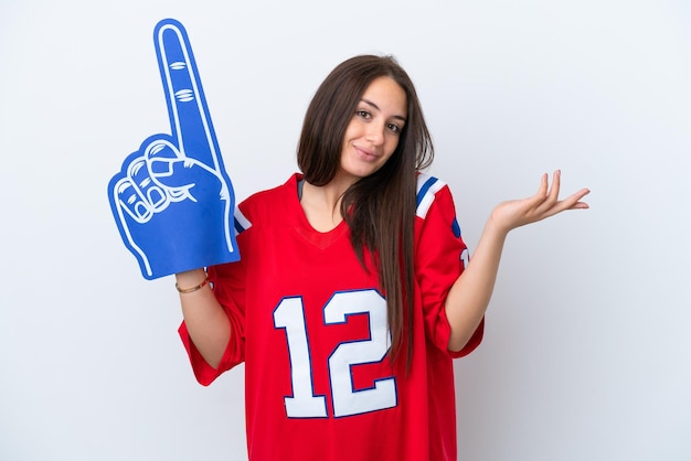 Fan de sport femme ukrainienne isolée sur fond blanc avec une expression faciale choquée