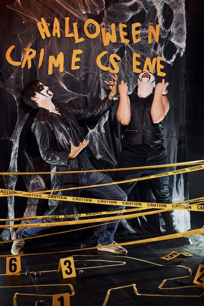 Les fans de black metal participent à la soirée thématique d'Halloween avec un maquillage et des costumes effrayants.