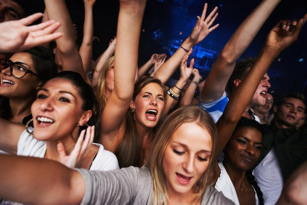 Fans féminines attirantes profitant d'un concert Ce concert a été créé dans le seul but de cette séance photo avec 300 modèles et 3 groupes live Toutes les personnes de cette séance photo sont libérées du modèle