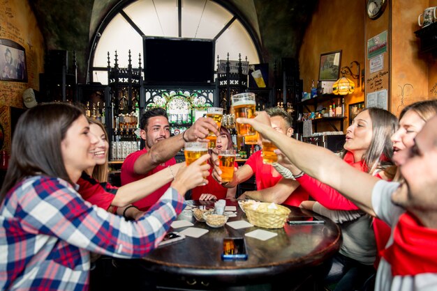 Fans de football dans un pub