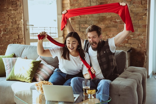 Fans de football à la maison, sport. Regarder le flux