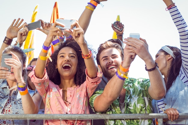 Des fans de musique excités sur le devant