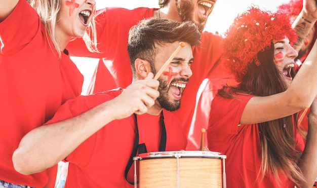 Les Fans De Sport Rouges Crient Tout En Soutenant Leur équipe Hors Du Stade