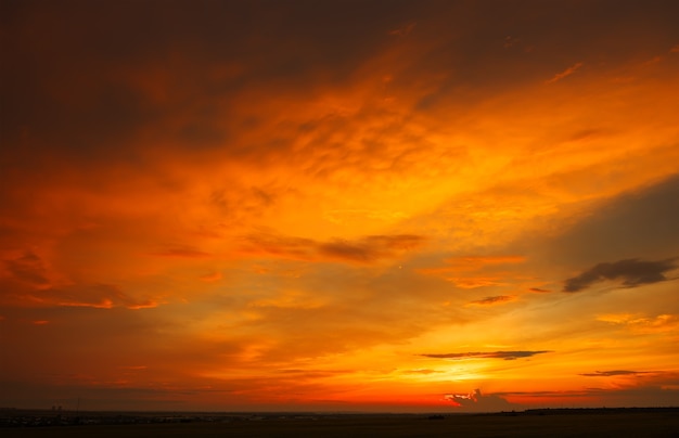 Fantastique beau lever de soleil coloré avec ciel nuageux. Image panoramique de la lumière dramatique par temps d'été. Papier peint photo pittoresque. Fond naturel. Beauté de la terre.