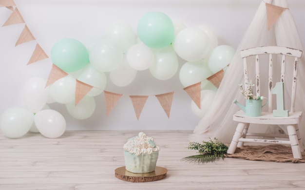 Photo fantastique gâteau d'anniversaire couleur menthe pour un anniversaire de fille ou de garçon, séance photo d'anniversaire boho chic