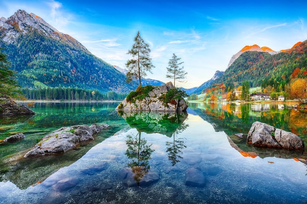 Fantastique lever de soleil d'automne sur le lac Hintersee Vue classique de carte postale sur le lac Hintersee