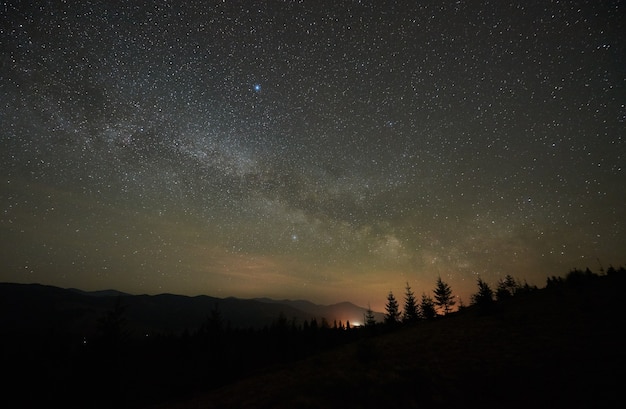 Fantastique vue sur les montagnes la nuit