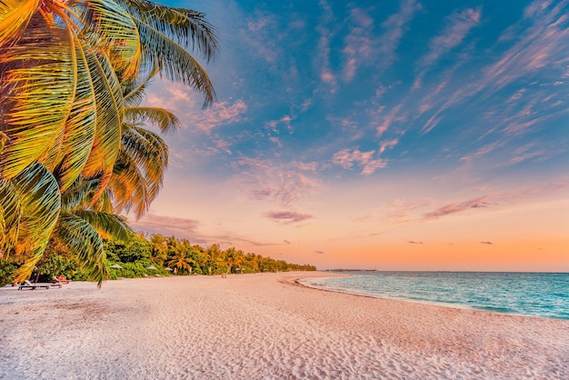 Photo fantastique vue rapprochée des vagues d'eau de mer calme avec la lumière du soleil orange au coucher du soleil. île tropicale