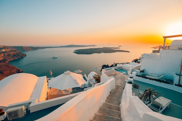 Fantastique vue urbaine en soirée sur l'île de Santorin en Grèce. Voyage célèbre au coucher du soleil d'automne pittoresque