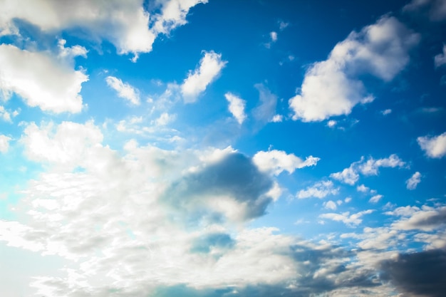 Fantastiques nuages ​​blancs doux contre le ciel bleu