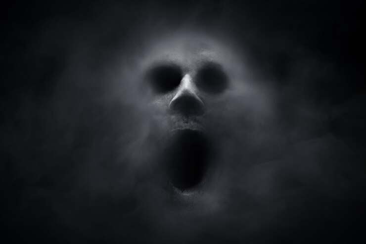 Photo un fantôme effrayant sur un fond sombre