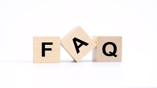 FAQ acronyme de blocs de bois avec lettres questions et réponses concept vue de dessus sur fond blanc