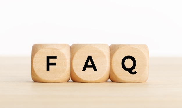 FAQ ou concept de question fréquemment posée. Blocs en bois avec texte sur le bureau. Copier l'espace