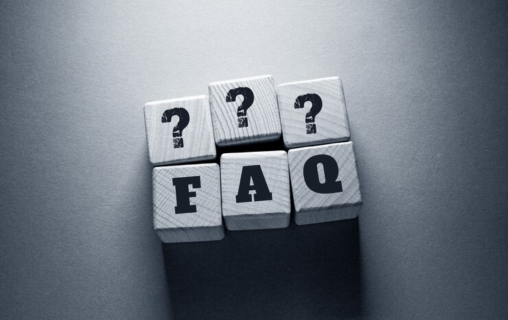 Faq mot écrit sur des cubes en bois