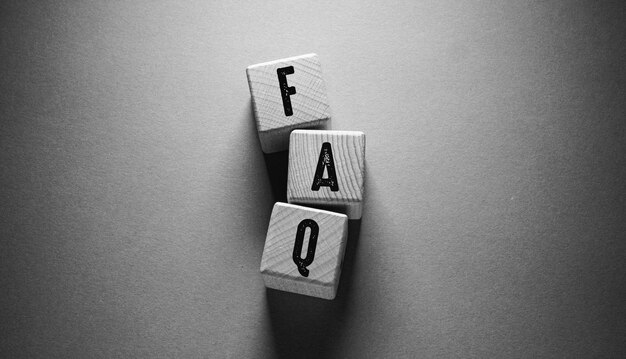 Faq mot écrit sur des cubes en bois