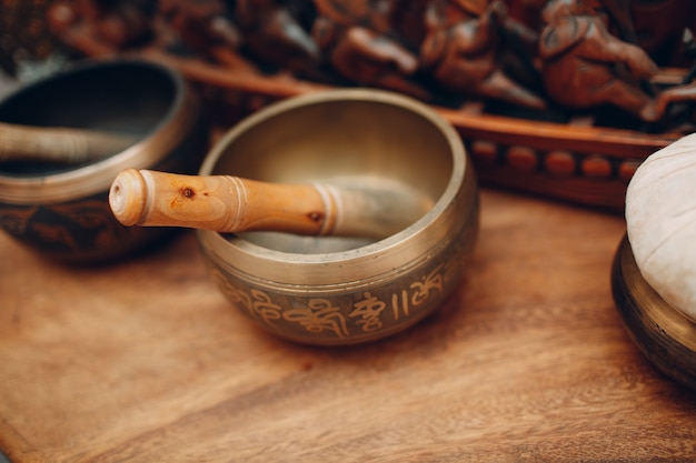 Farcir les accessoires de bol tibétain pour la procédure de massage thaï au spa de beauté.