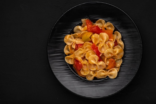 Farfalle aux tomates et à la crème