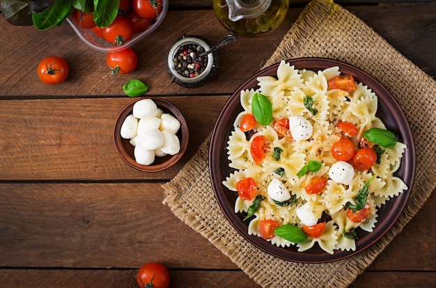 Farfalle Pasta - Salade Caprese avec tomate, mozzarella et basilic