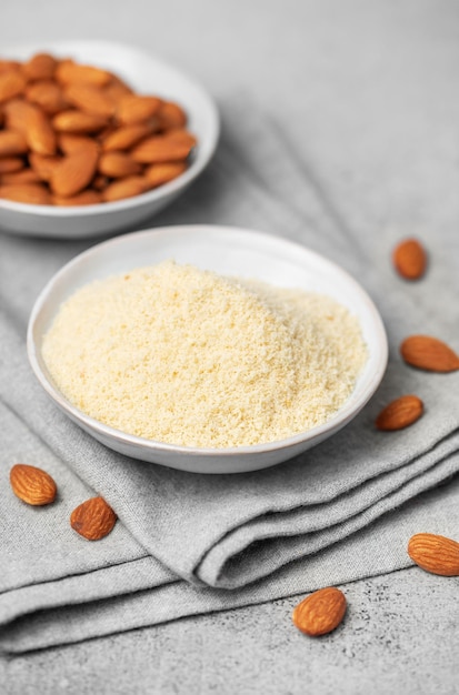 De la farine d'amande fraîche dans un bol et des amandes